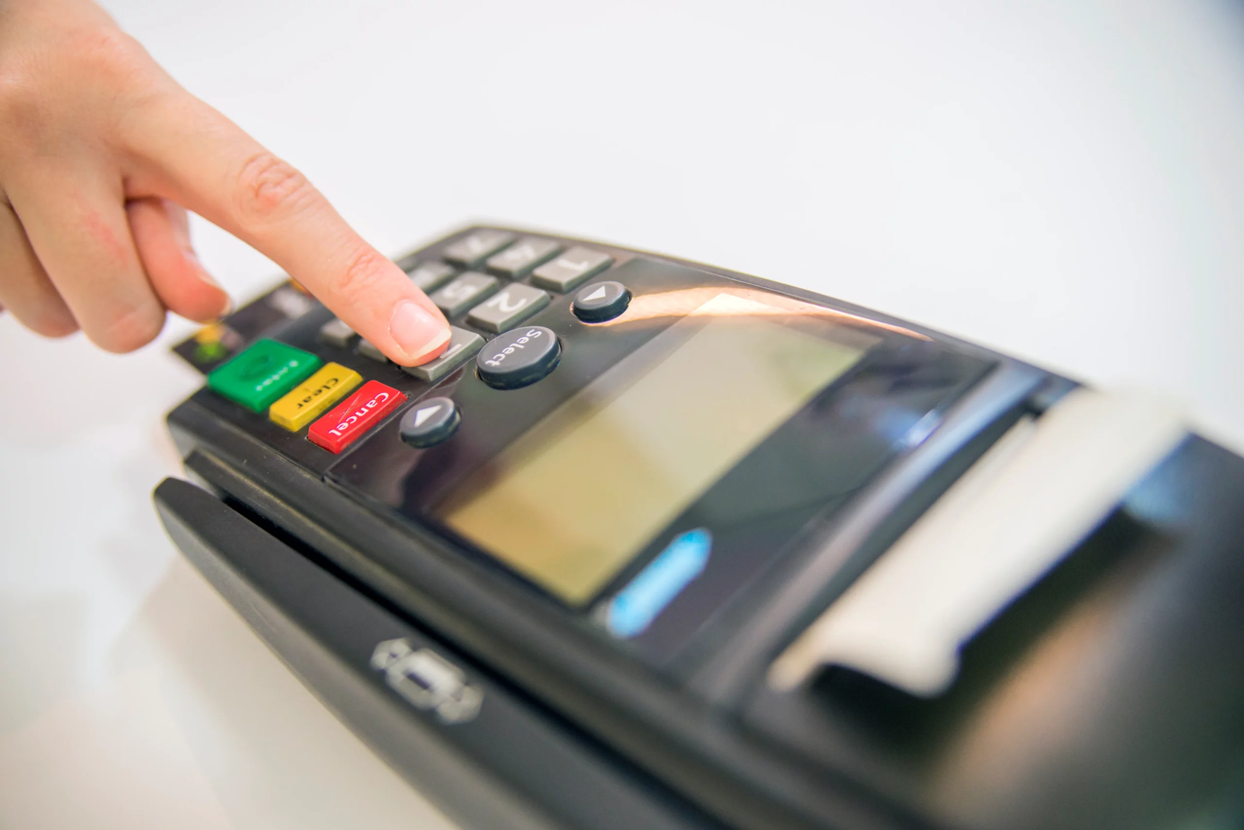 Carta di pagamento un banco di banca il concetto di pagamento elettronico codice pin pin per mano sul pin pad della macchina di carta o foto posteriore terminale buona 11zon scaled 1